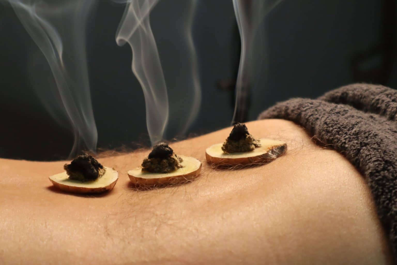 Plantes et racines de la médecine traditionnelle chinoise, dont l'armoise utilisée en moxibustion