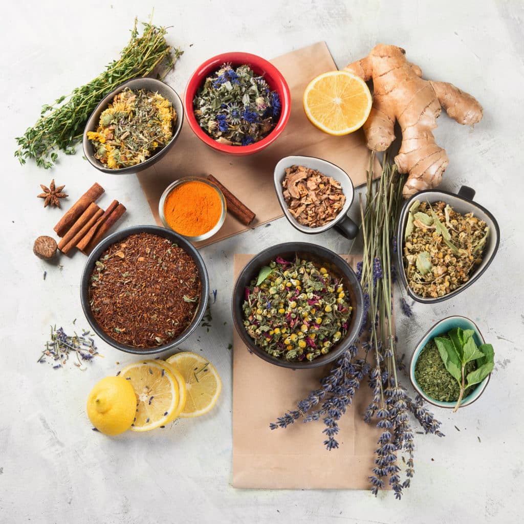 Herbes, épices et aliments de la diététique chinoise disposés sur une table